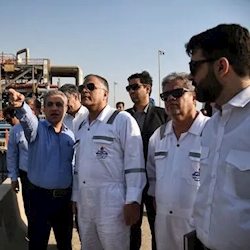 وزیری از جنس نفت که با لباس کار به بازدید رفت