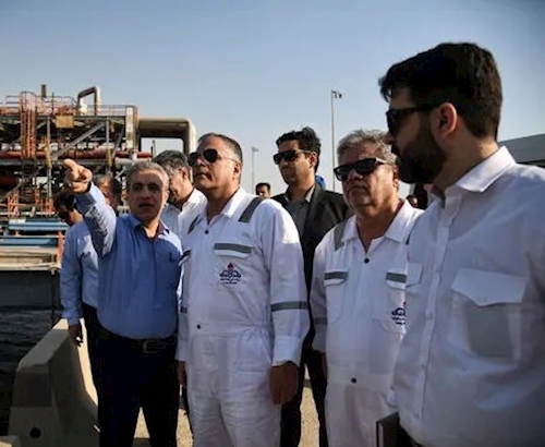 وزیری از جنس نفت که با لباس کار به بازدید رفت