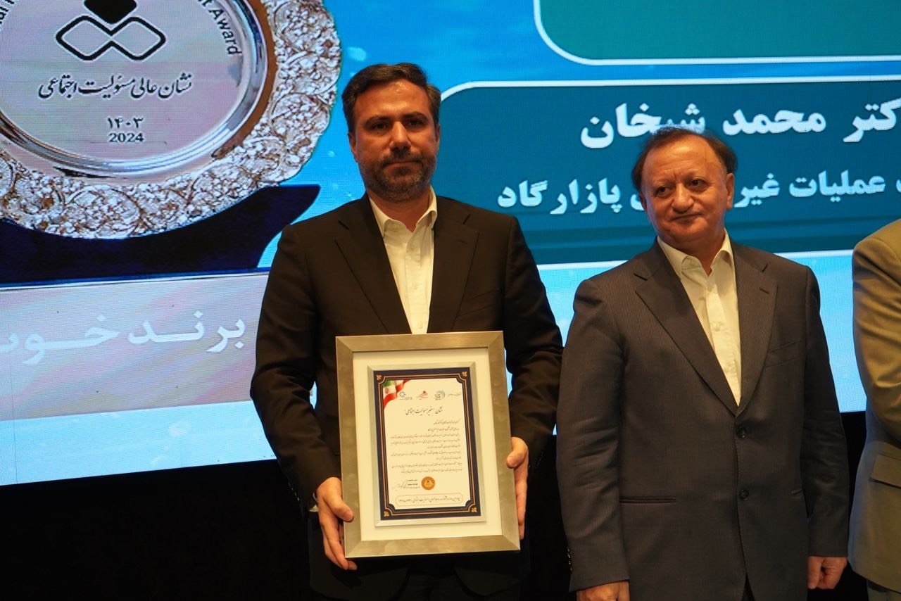 نشان سفیر مسئولیت اجتماعی به مدیرعامل پازارگاد رسید