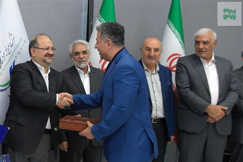 آیین تکریم و معارفه مدیران عامل سابق و جدید پتروشیمی پارس با حضور محمد شریعتمداری مدیرعامل گروه صنایع پتروشیمی خلیج فارس در تهران برگزار شد.