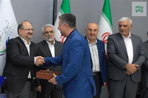 آیین تکریم و معارفه مدیران عامل سابق و جدید پتروشیمی پارس با حضور محمد شریعتمداری مدیرعامل گروه صنایع پتروشیمی خلیج فارس در تهران برگزار شد.